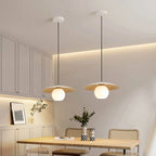 Suspension minimaliste en verre blanc avec disque métallique pour salon