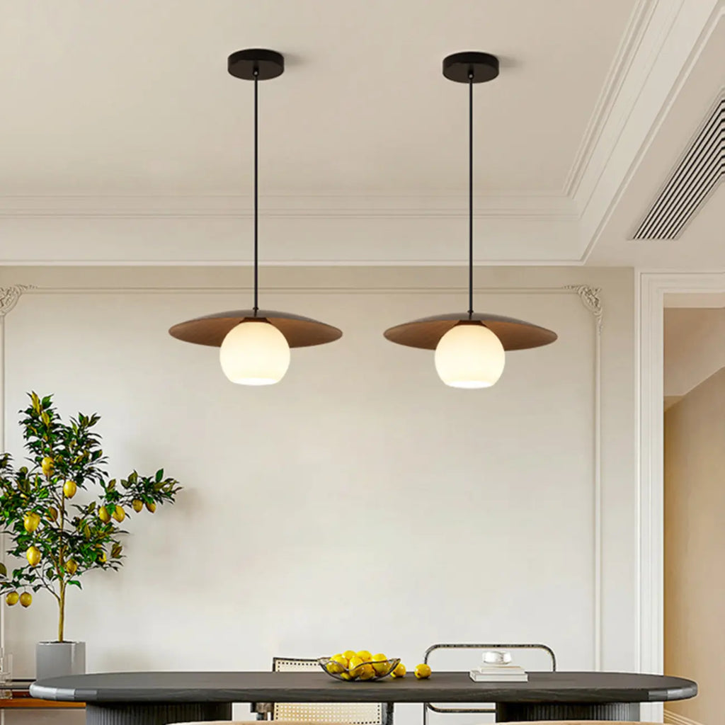 Suspension minimaliste en verre blanc avec disque métallique pour salon