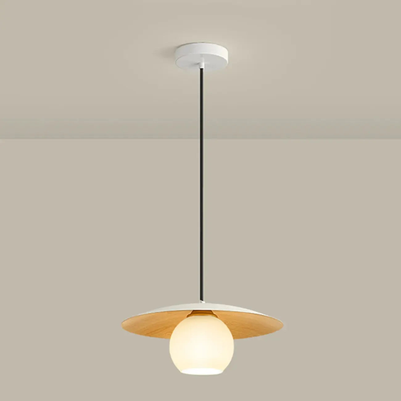 Suspension minimaliste en verre blanc avec disque métallique pour salon