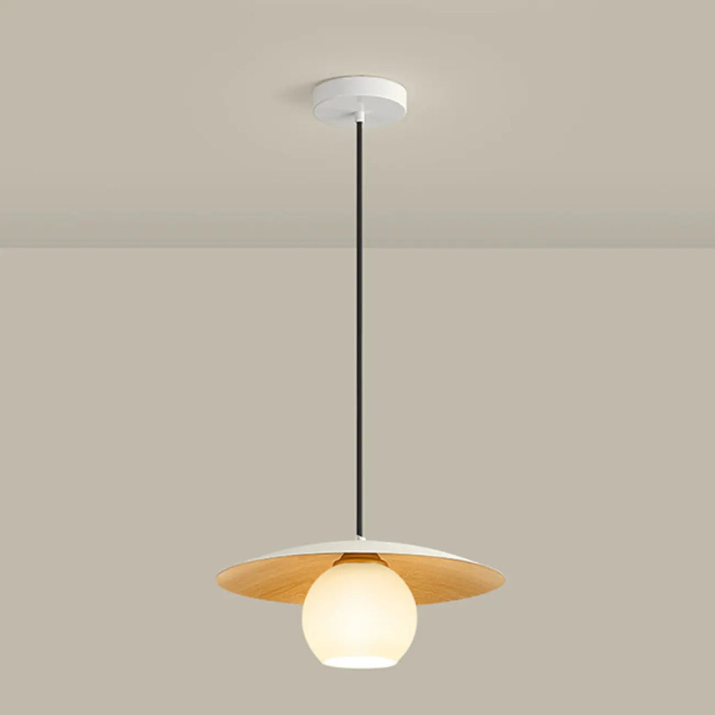 Suspension minimaliste en verre blanc avec disque métallique pour salon