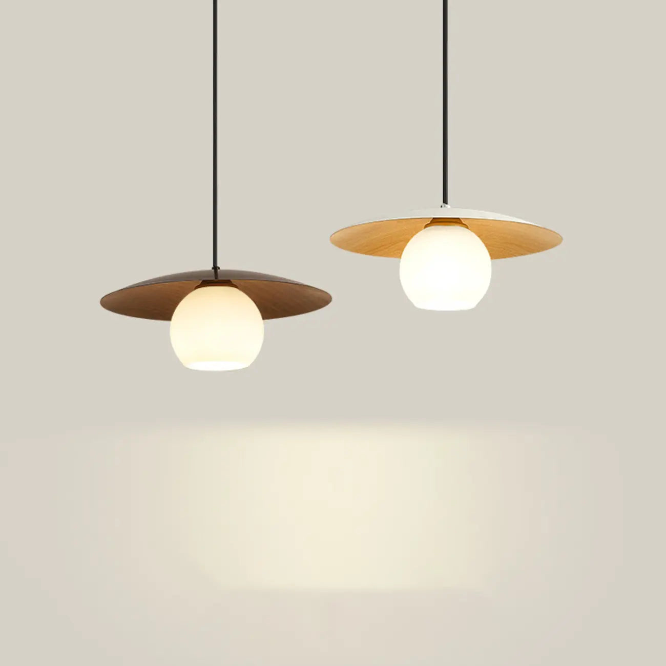 Suspension minimaliste en verre blanc avec disque métallique pour salon