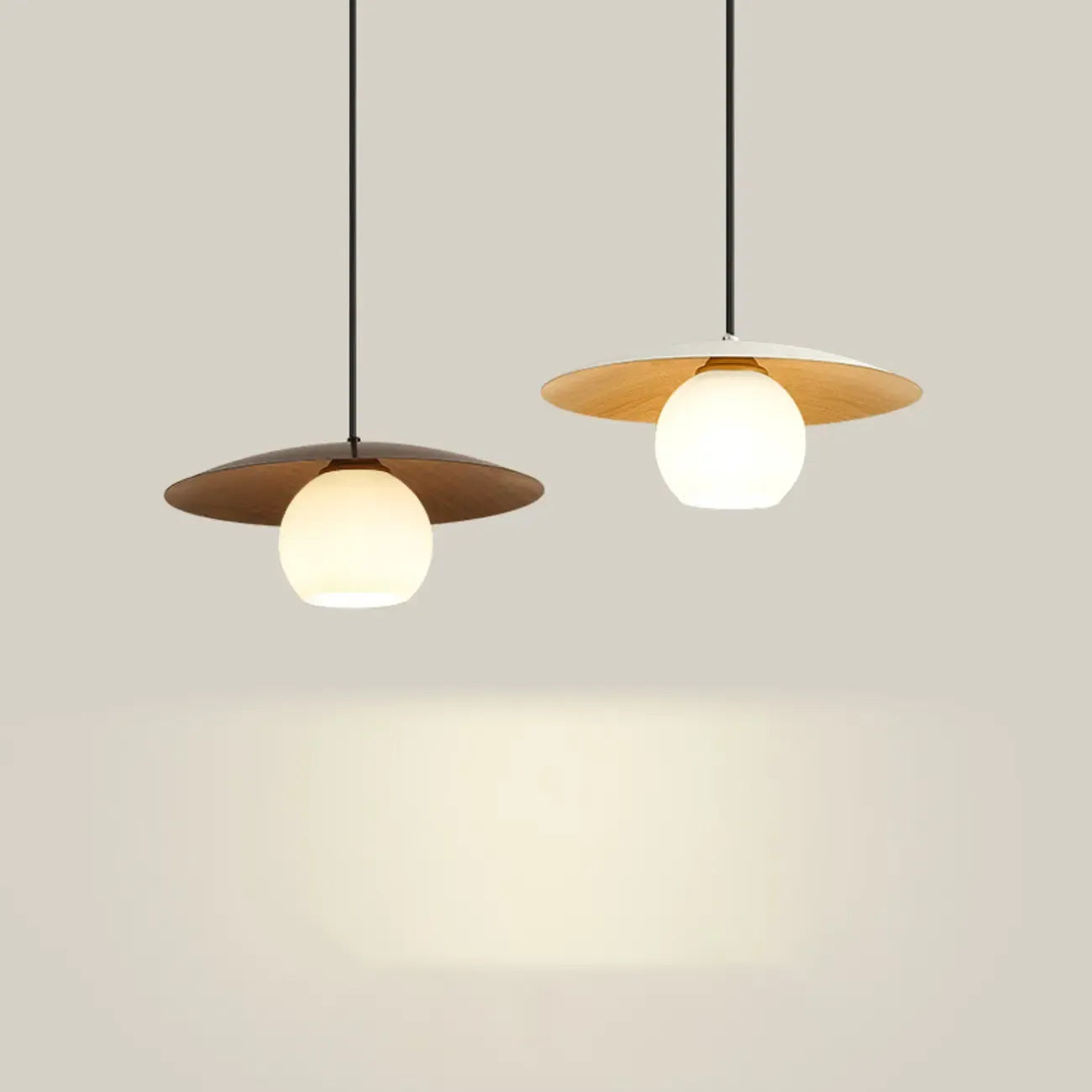 Suspension minimaliste en verre blanc avec disque métallique pour salon