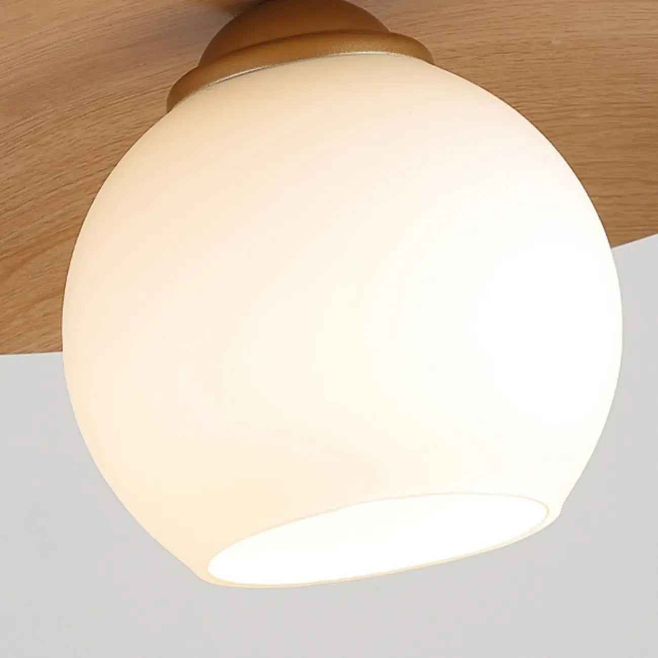Suspension minimaliste en verre blanc avec disque métallique pour salon