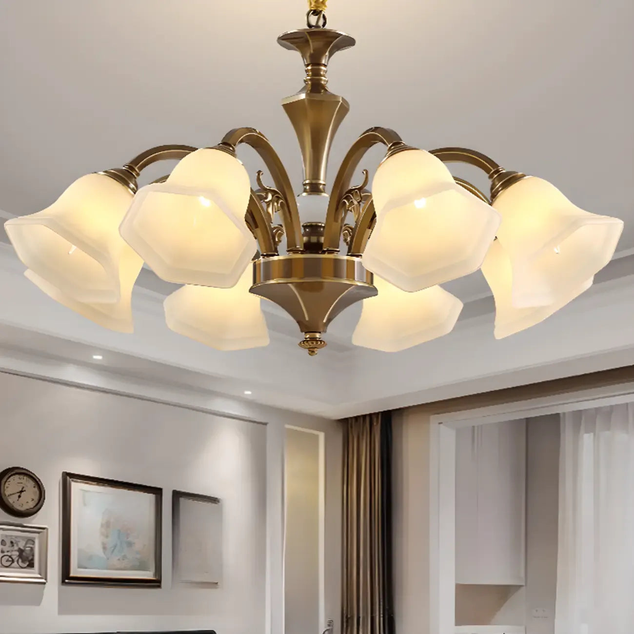 Lustre classique en laiton à motif floral pour salon, avec abat-jour beige