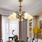 Lustre classique en laiton à motif floral pour salon, avec abat-jour beige