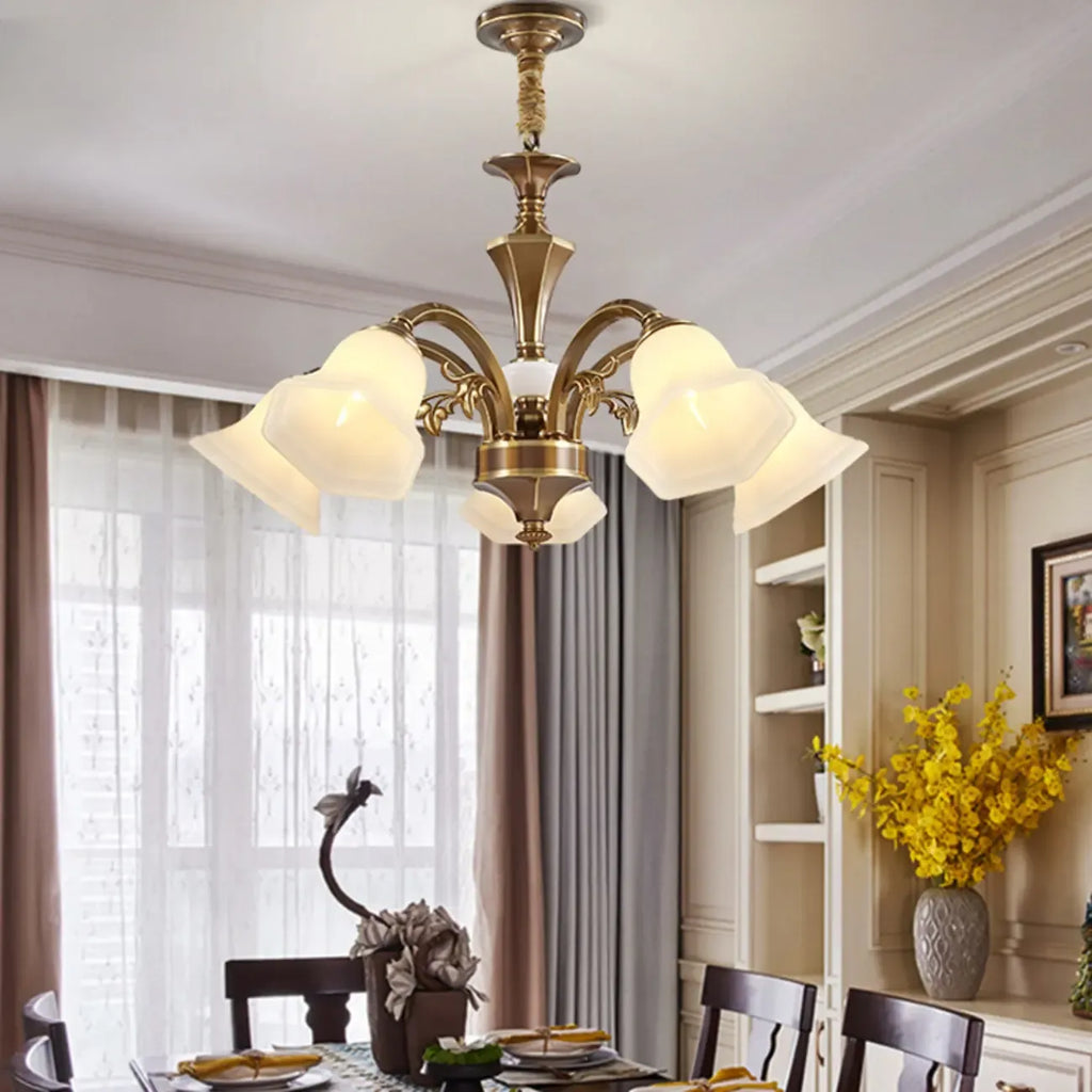 Lustre classique en laiton à motif floral pour salon, avec abat-jour beige