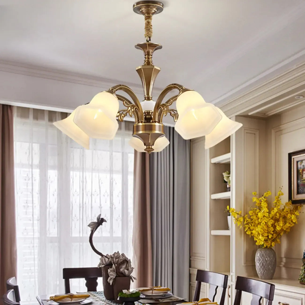 Lustre classique en laiton à motif floral pour salon, avec abat-jour beige