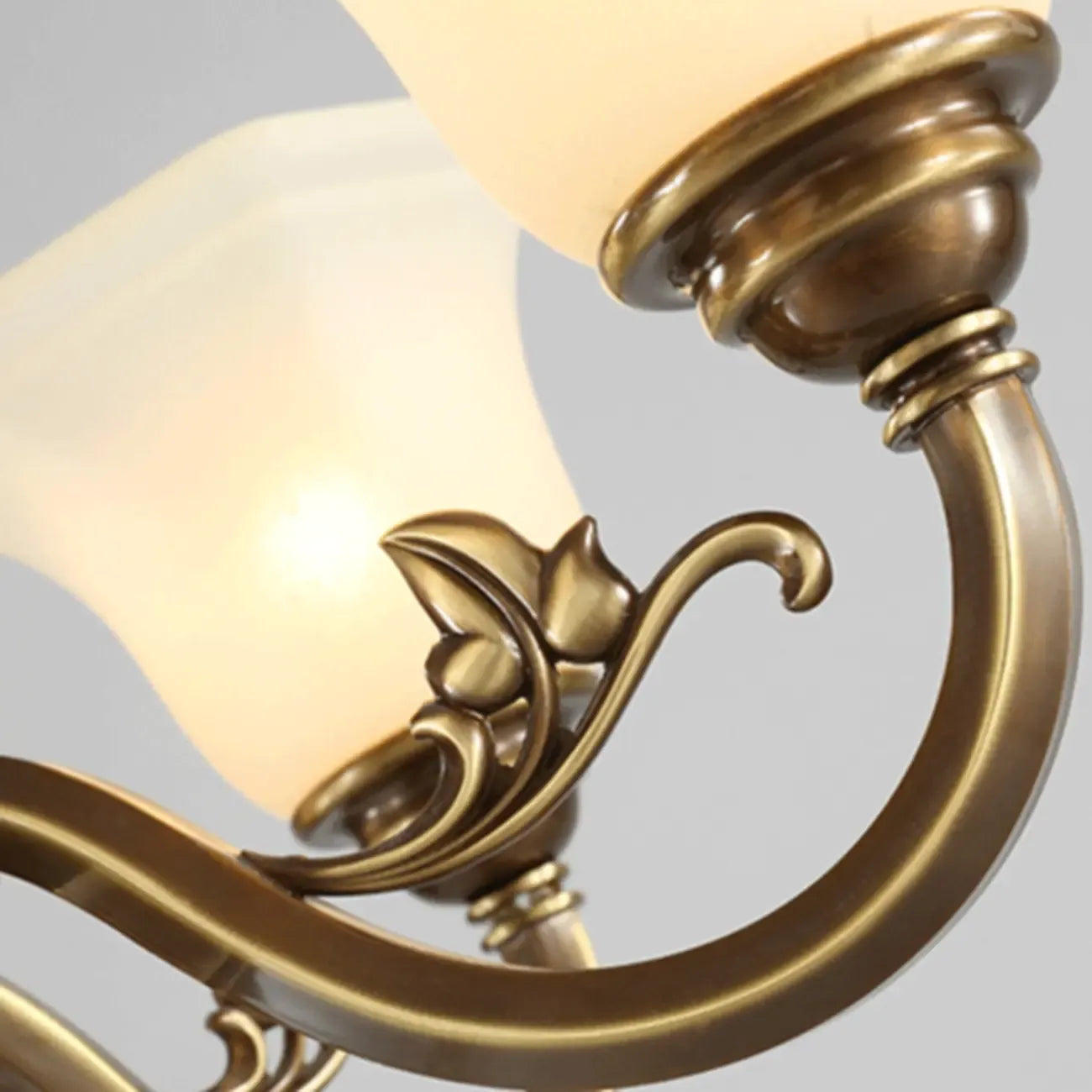 Lustre classique en laiton à motif floral pour salon, avec abat-jour beige