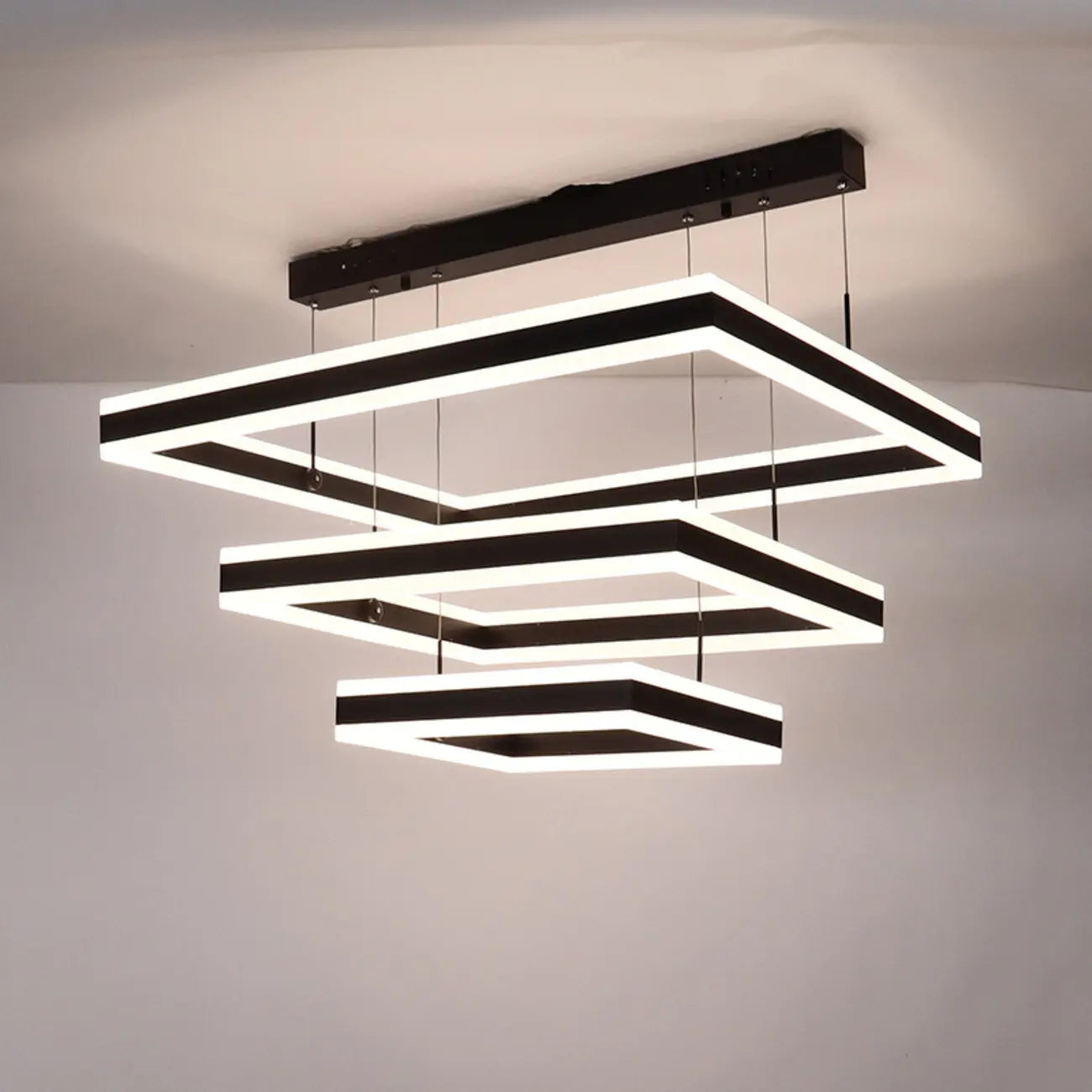 Lustre moderne linéaire carré à 3 niveaux avec LED à intensité variable