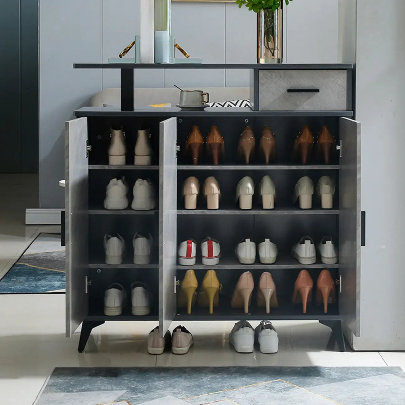 Meuble à chaussures d'entrée en bois gris avec plateau d'exposition