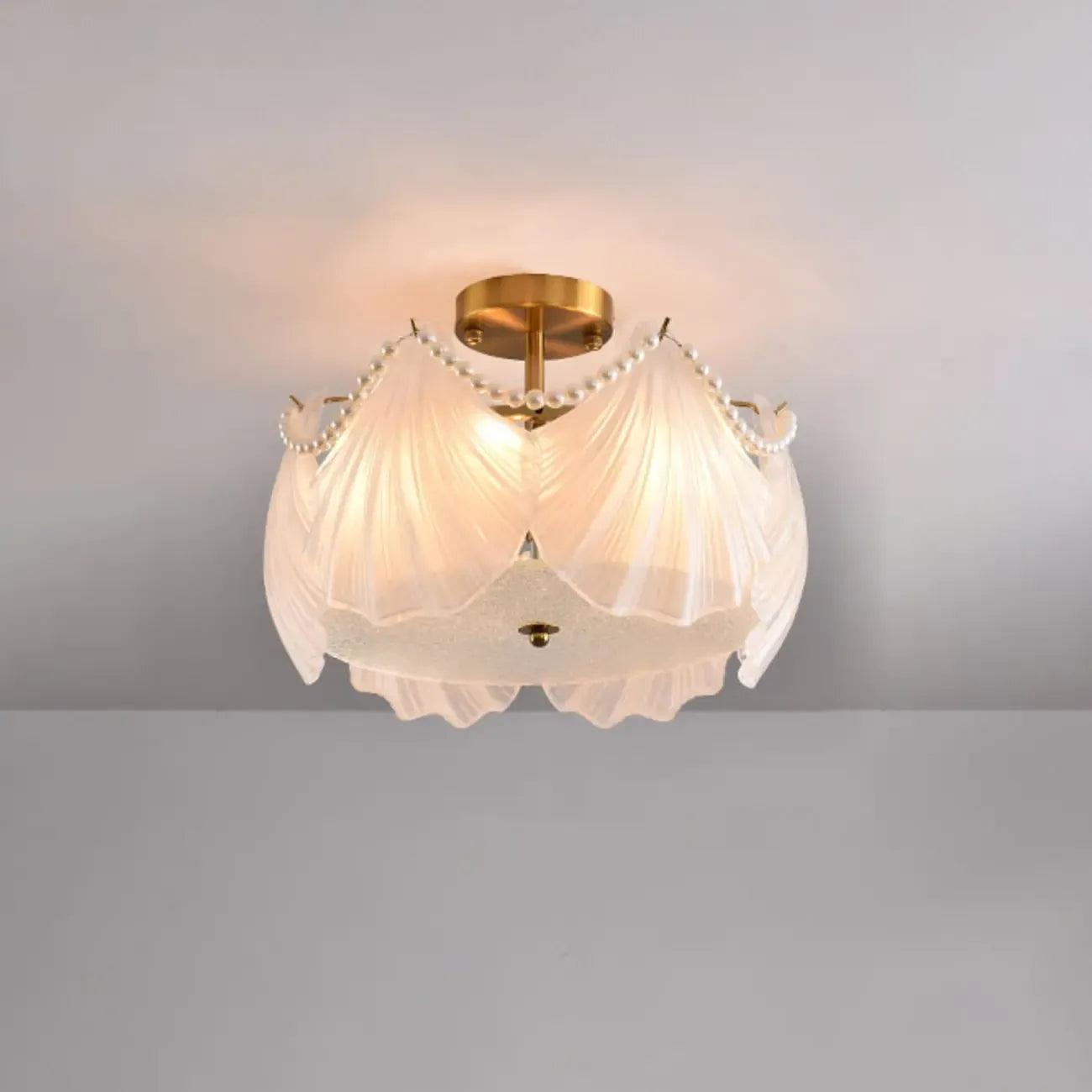 Plafonnier de luxe pour salon avec abat-jour en verre en forme de coquillage