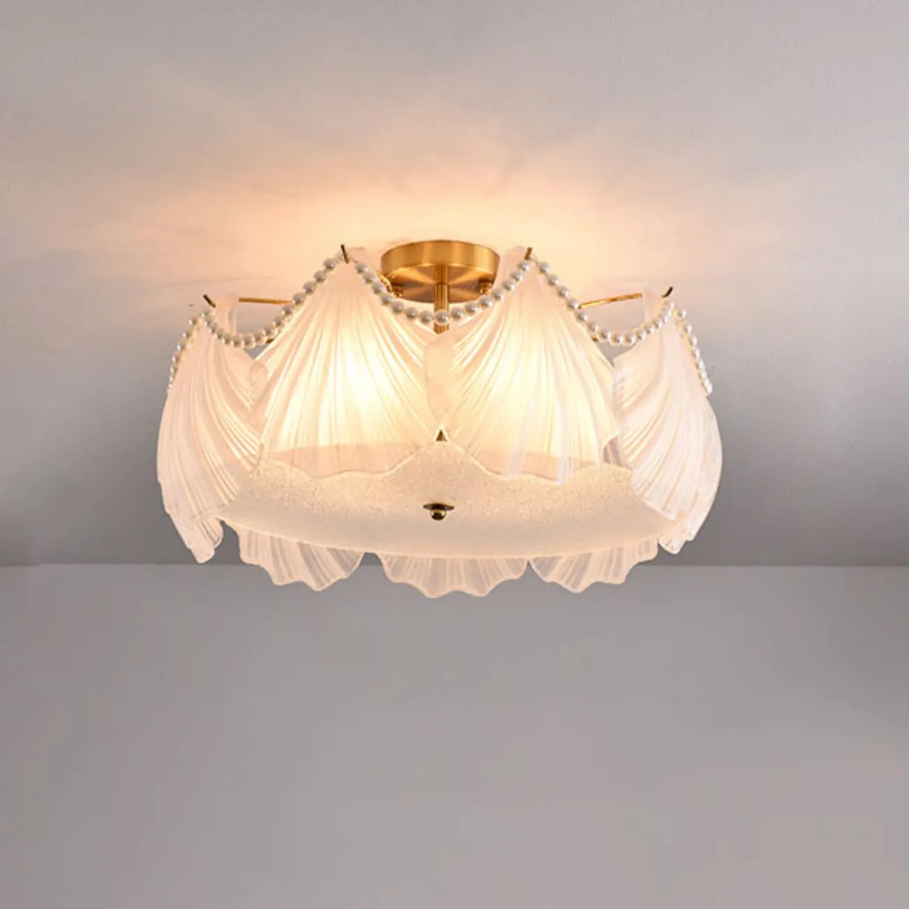 Plafonnier de luxe pour salon avec abat-jour en verre en forme de coquillage