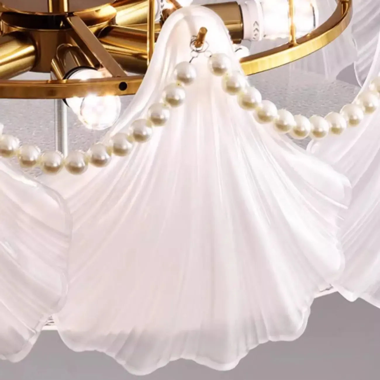 Plafonnier de luxe pour salon avec abat-jour en verre en forme de coquillage