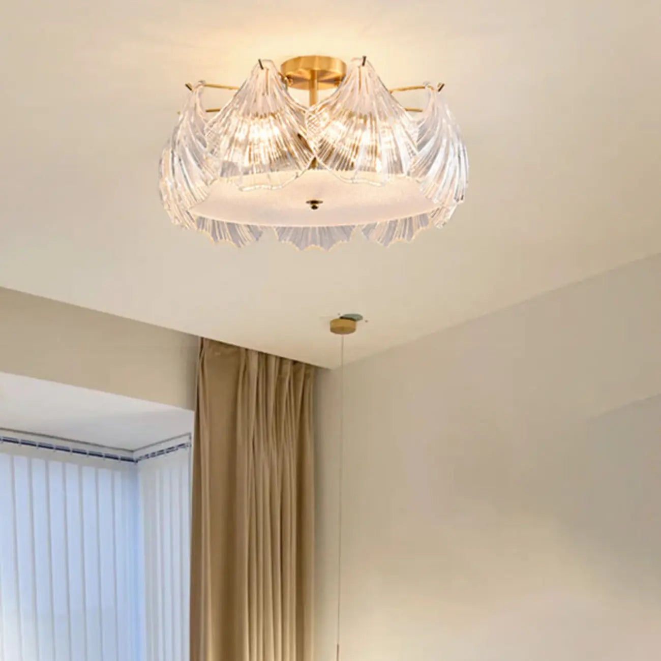 Plafonnier de luxe pour salon avec abat-jour en verre en forme de coquillage