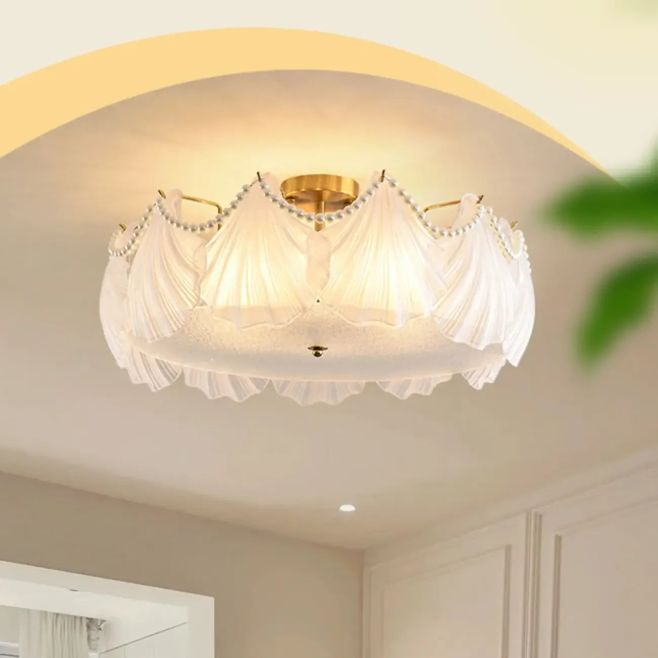 Plafonnier de luxe pour salon avec abat-jour en verre en forme de coquillage