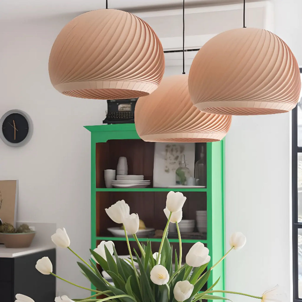 Suspension minimaliste en bois avec boule ronde pour salle à manger