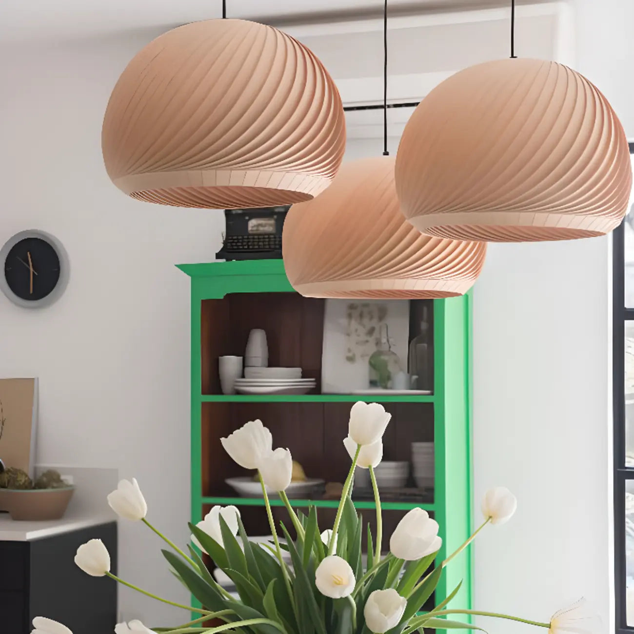 Suspension minimaliste en bois avec boule ronde pour salle à manger