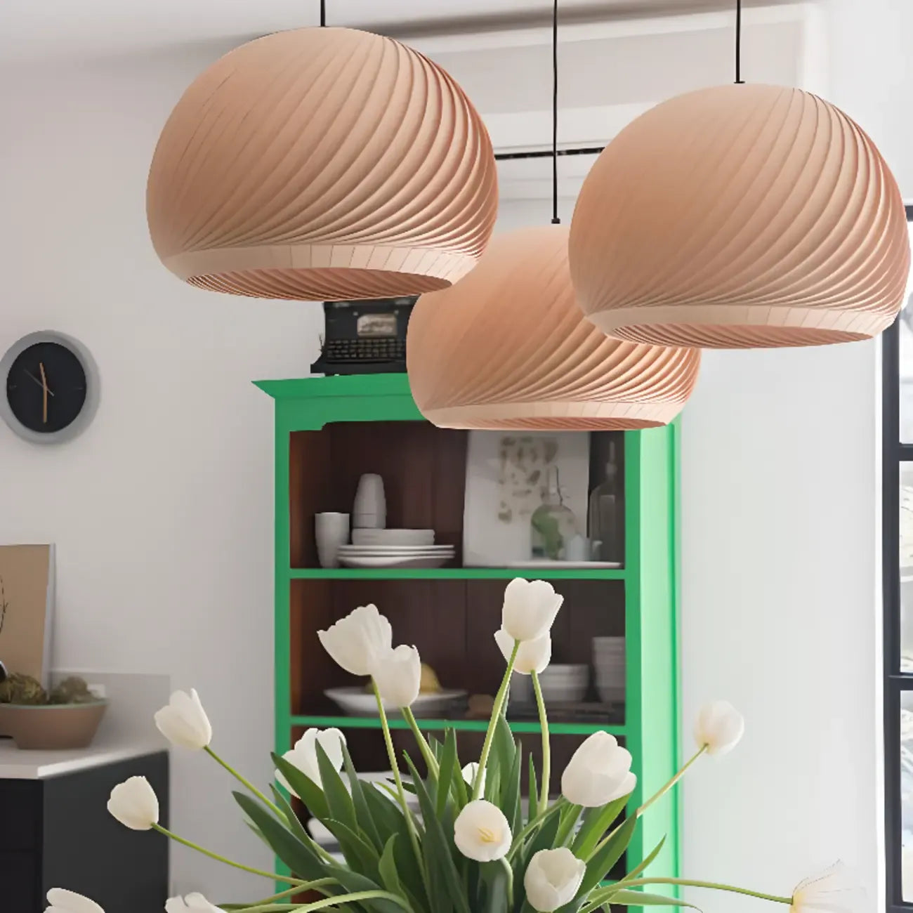 Suspension minimaliste en bois avec boule ronde pour salle à manger