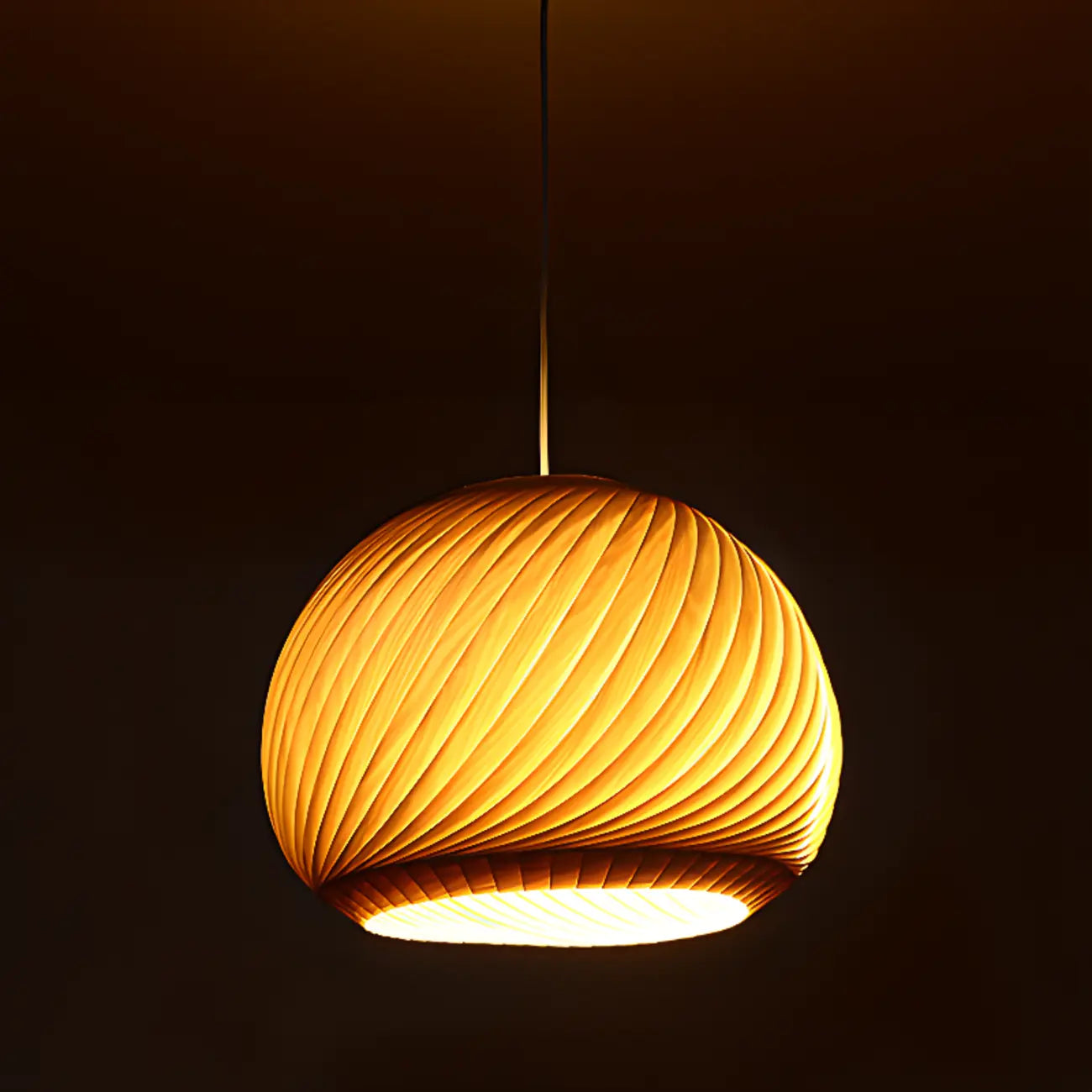 Suspension minimaliste en bois avec boule ronde pour salle à manger