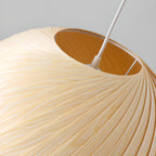 Suspension minimaliste en bois avec boule ronde pour salle à manger