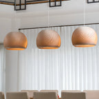 Suspension minimaliste en bois avec boule ronde pour salle à manger