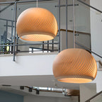 Suspension minimaliste en bois avec boule ronde pour salle à manger