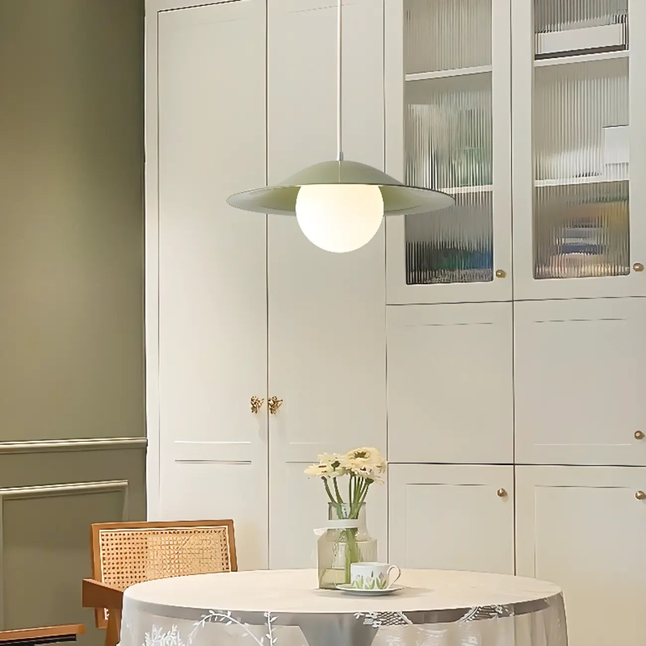 Suspension linéaire en verre blanc nordique pour salle à manger