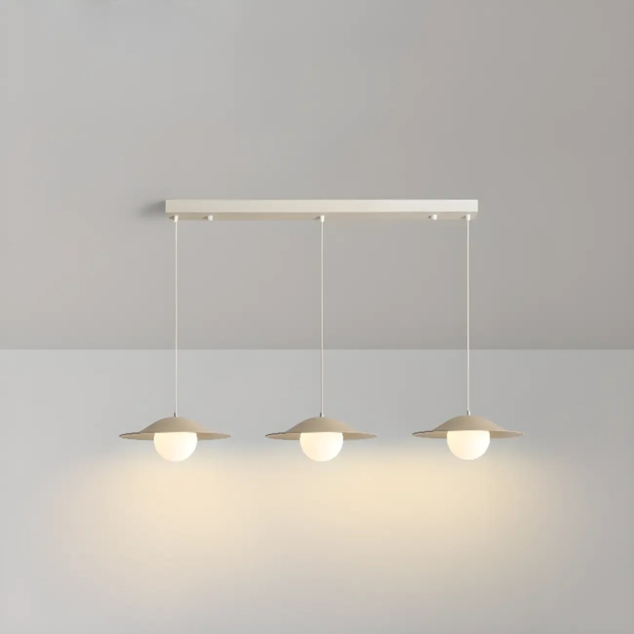 Suspension linéaire en verre blanc nordique pour salle à manger