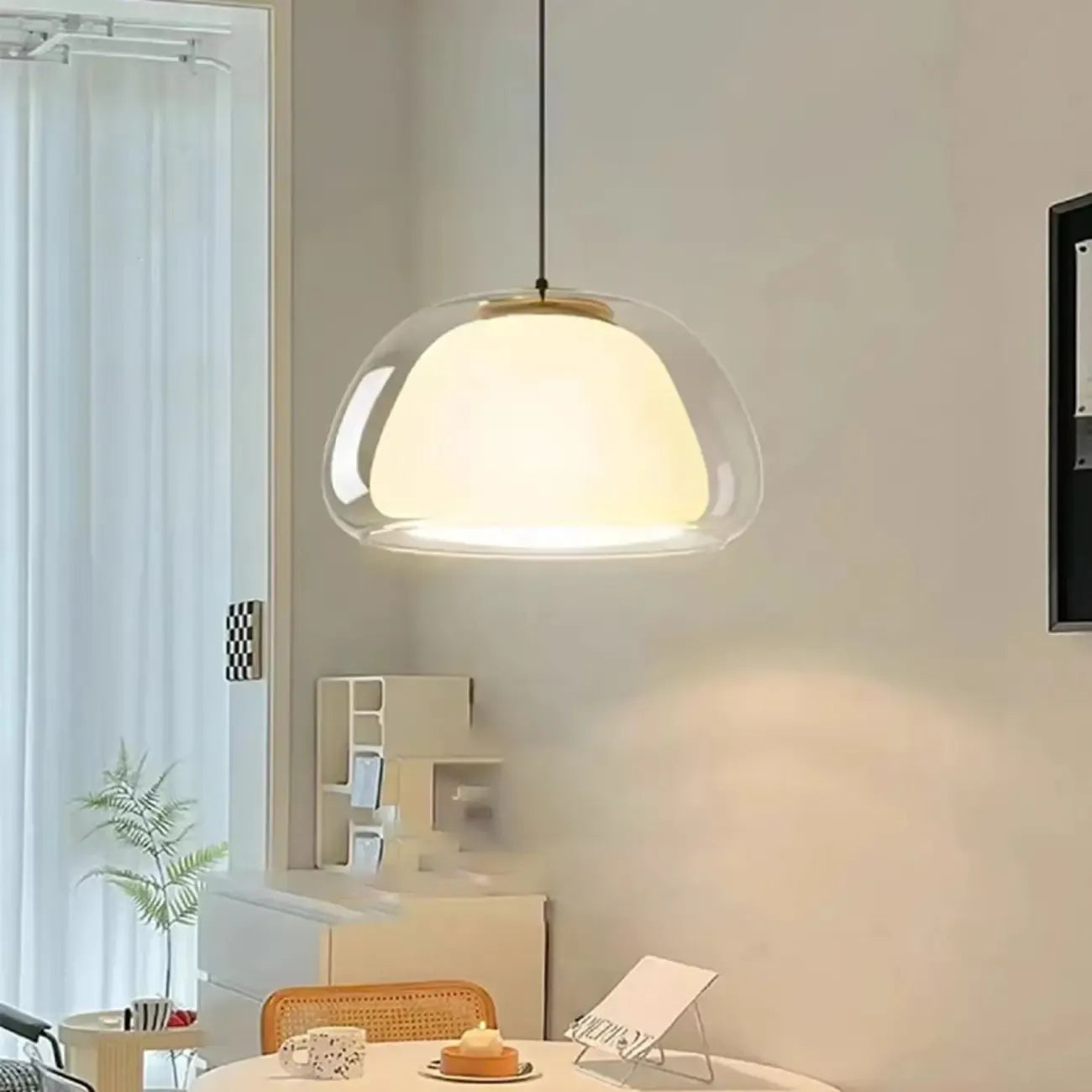 Suspension élégante en verre opalin LED au design raffiné