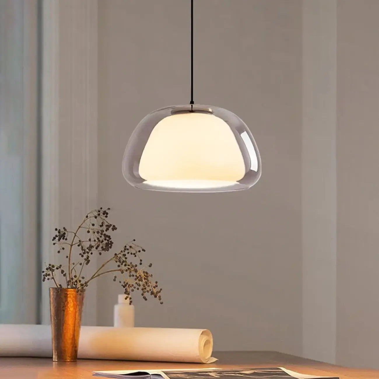 Suspension élégante en verre opalin LED au design raffiné