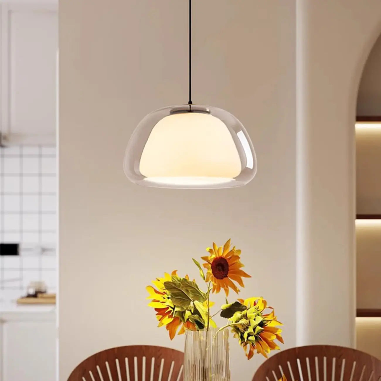 Suspension élégante en verre opalin LED au design raffiné