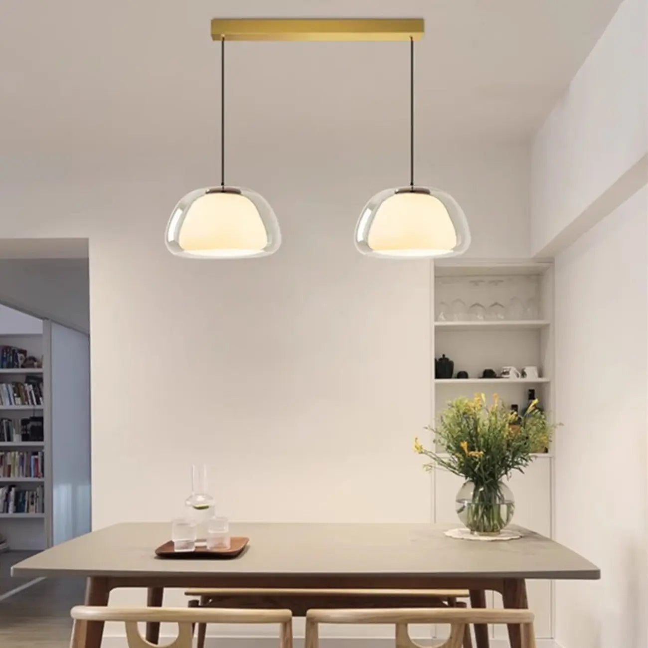 Suspension élégante en verre opalin LED au design raffiné