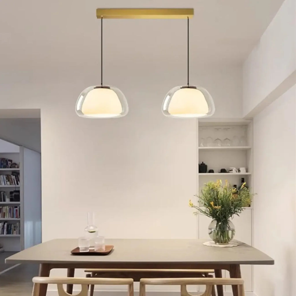 Suspension élégante en verre opalin LED au design raffiné