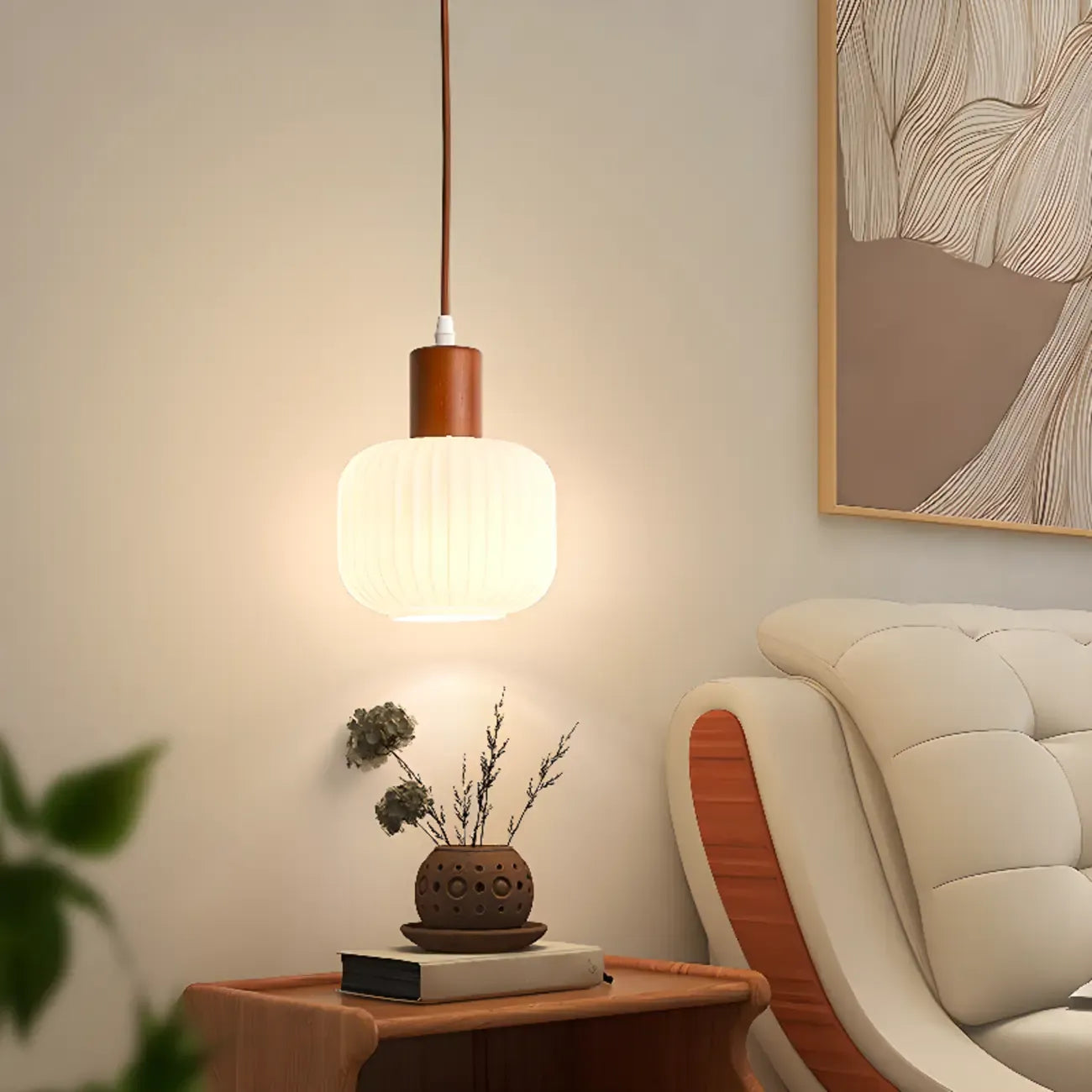 Suspension moderne en verre blanc avec accent en bois massif