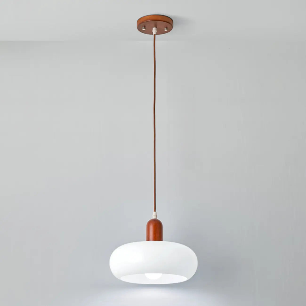 Suspension moderne en verre blanc avec accent en bois massif