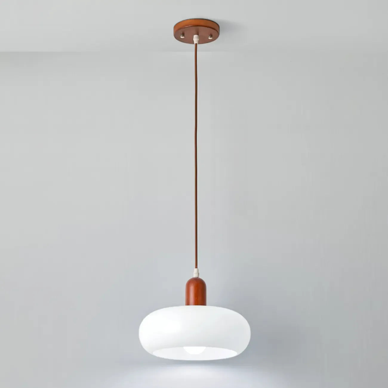 Suspension moderne en verre blanc avec accent en bois massif