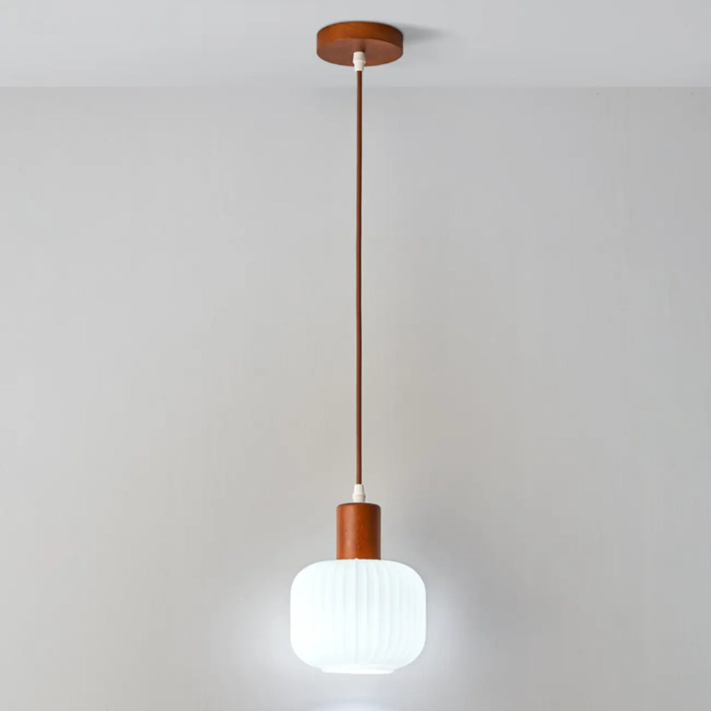 Suspension moderne en verre blanc avec accent en bois massif