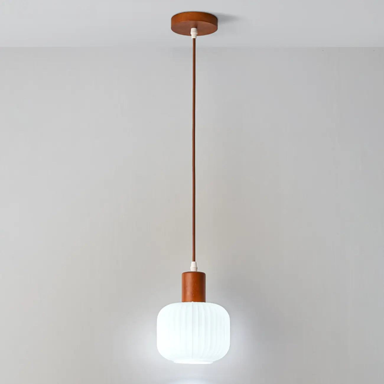 Suspension moderne en verre blanc avec accent en bois massif