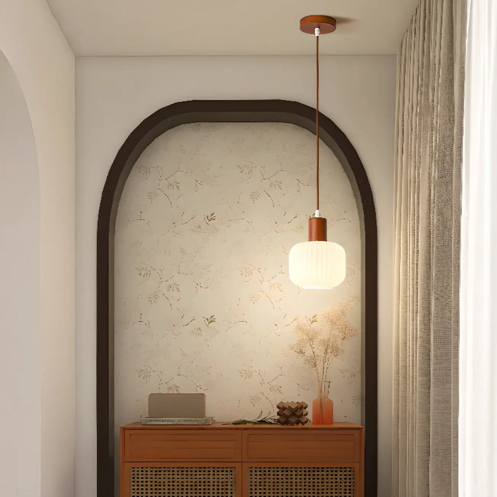 Suspension moderne en verre blanc avec accent en bois massif