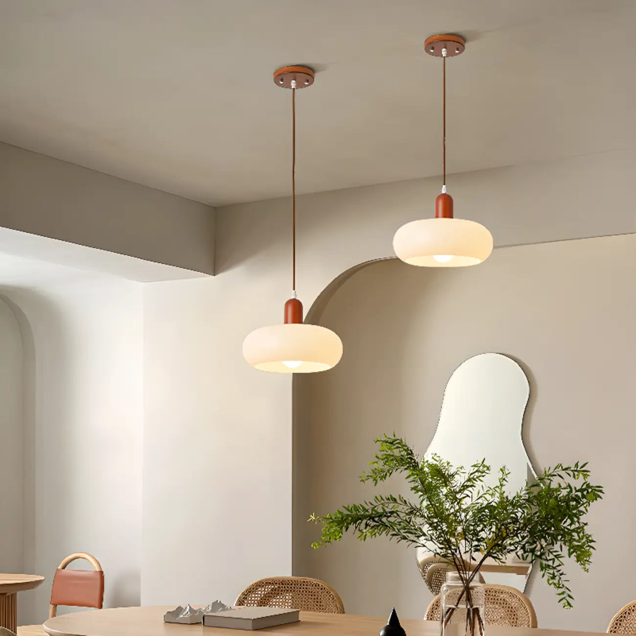 Suspension moderne en verre blanc avec accent en bois massif