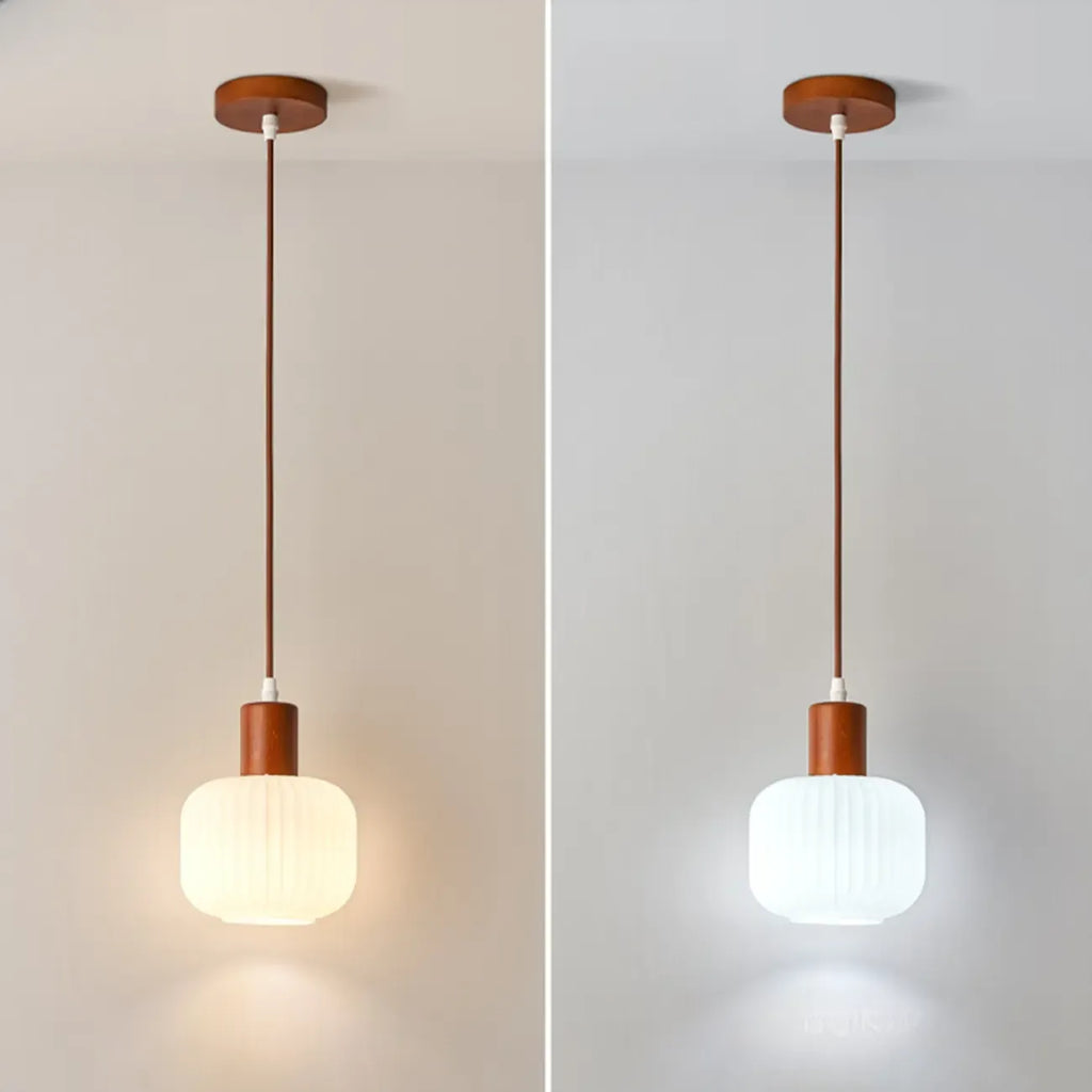 Suspension moderne en verre blanc avec accent en bois massif