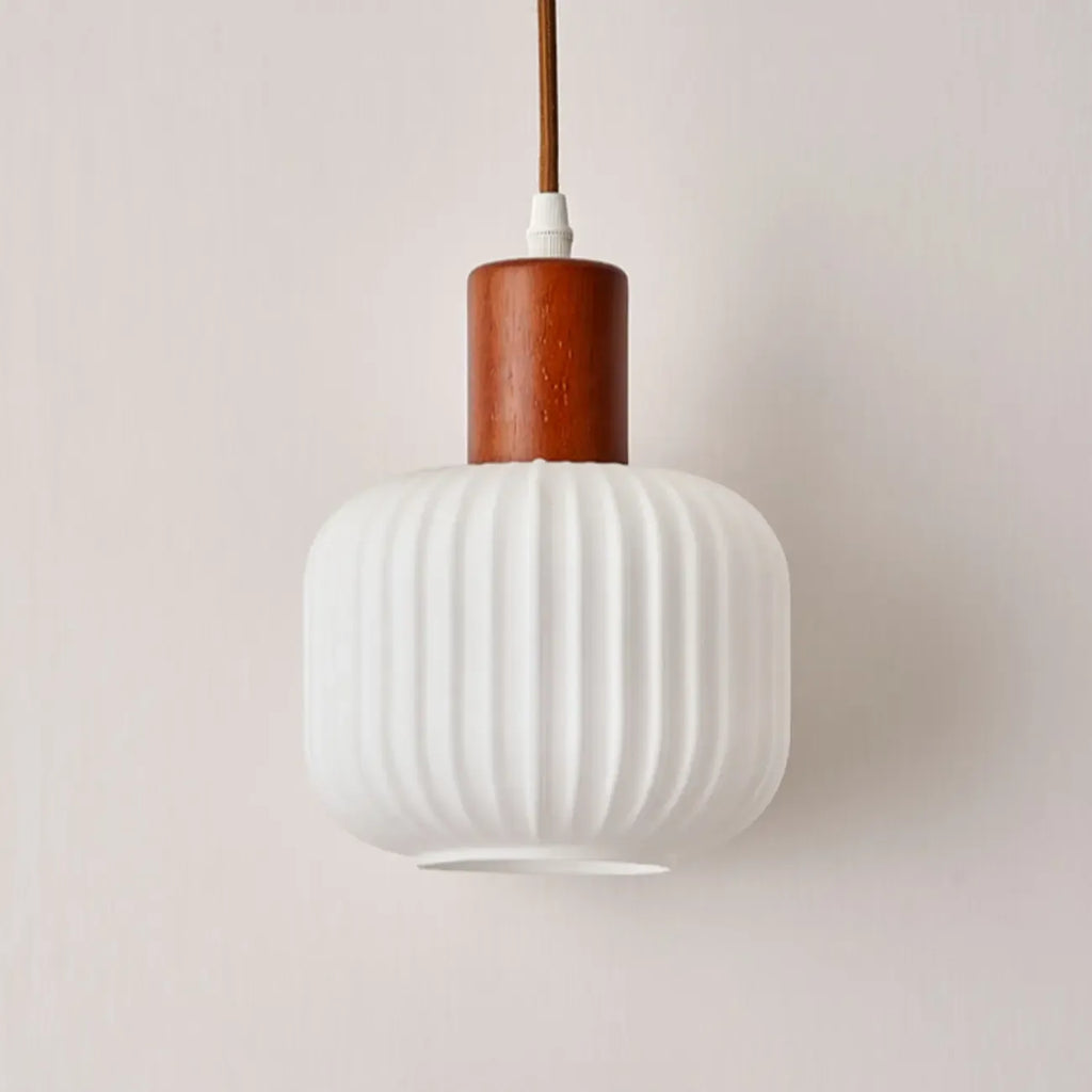 Suspension moderne en verre blanc avec accent en bois massif