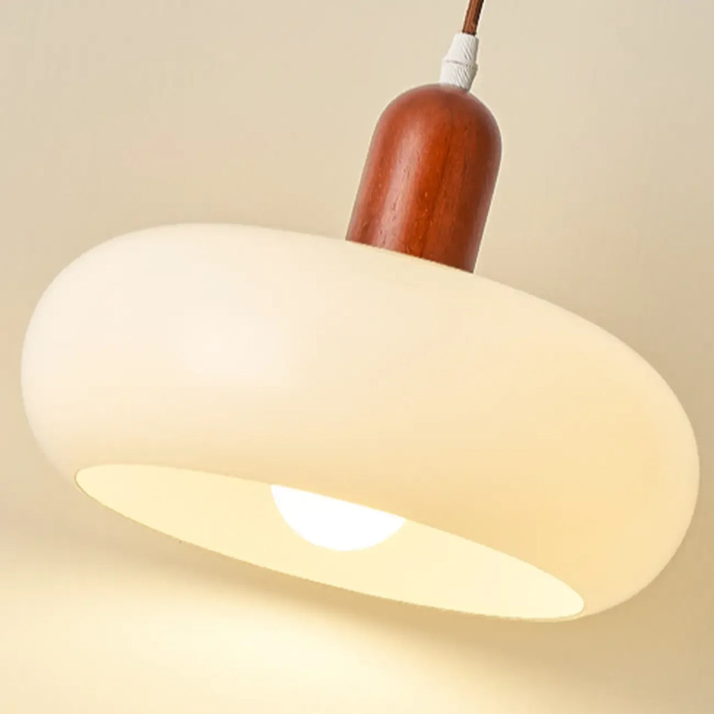 Suspension moderne en verre blanc avec accent en bois massif