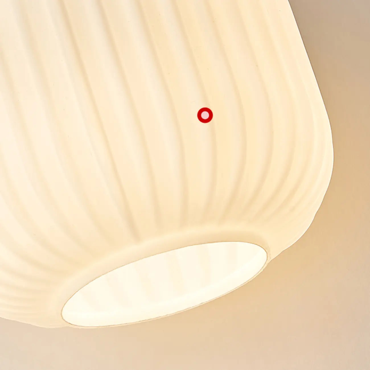 Suspension moderne en verre blanc avec accent en bois massif