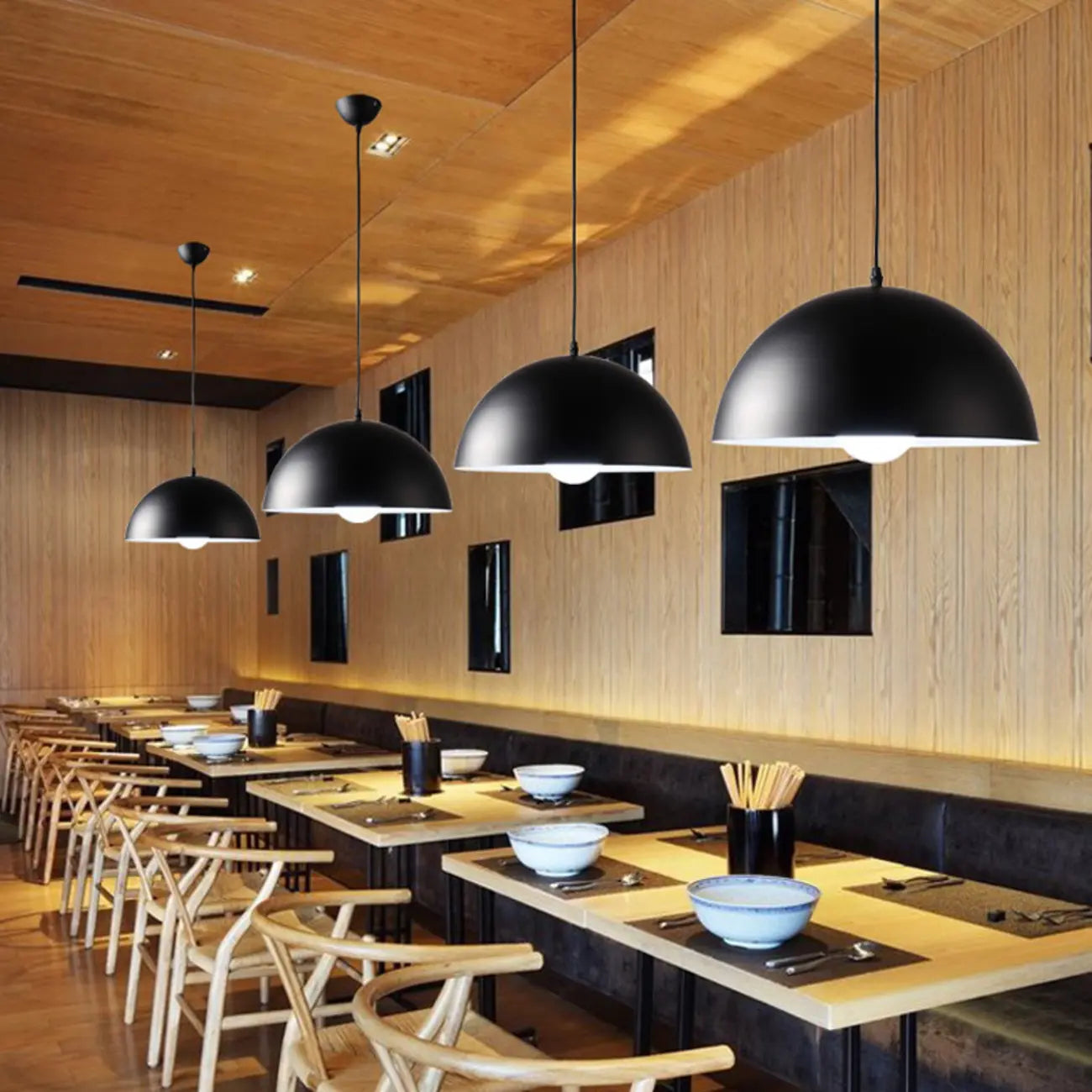 Suspension industrielle en aluminium noir pour restaurant