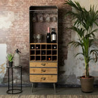 Casier à vin industriel en bois brun avec porte-verres et tiroirs