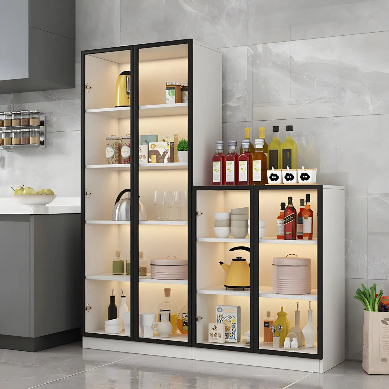 Vitrine moderne en bois gris avec portes vitrées