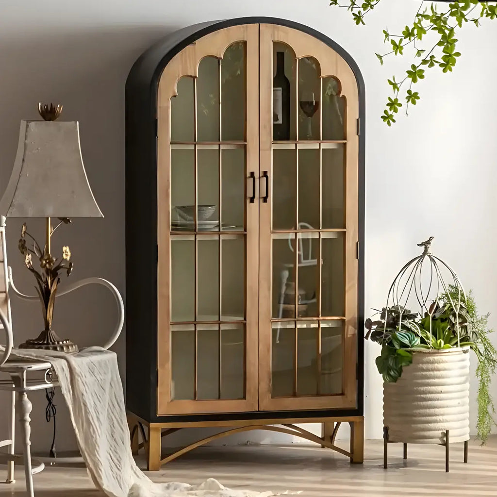 Vitrine moderne cintrée en bois clair et porte vitrée