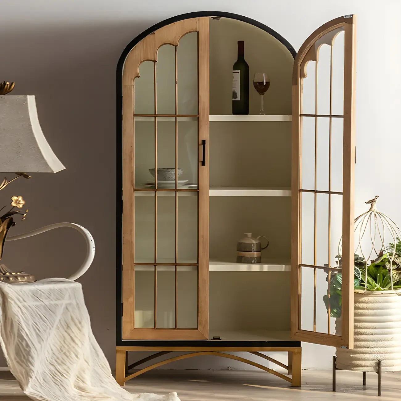 Vitrine moderne cintrée en bois clair et porte vitrée