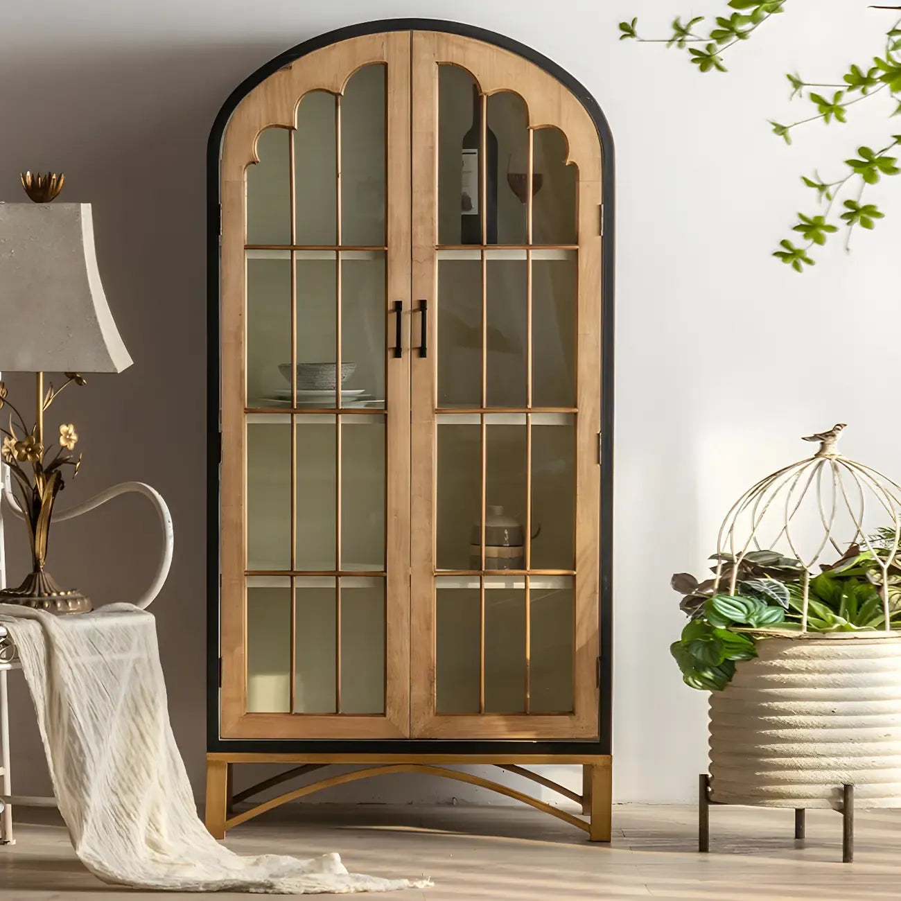 Vitrine moderne cintrée en bois clair et porte vitrée